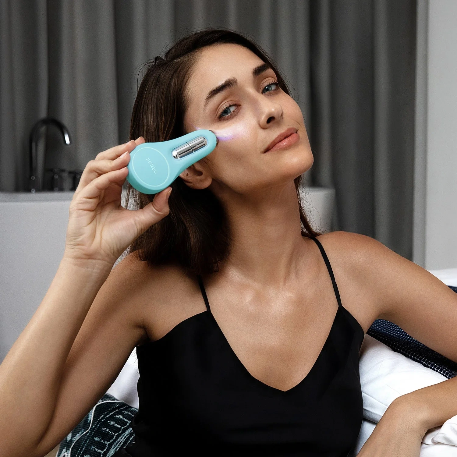 FOREO BEAR™ 2 eyes & lips Arctic Blue