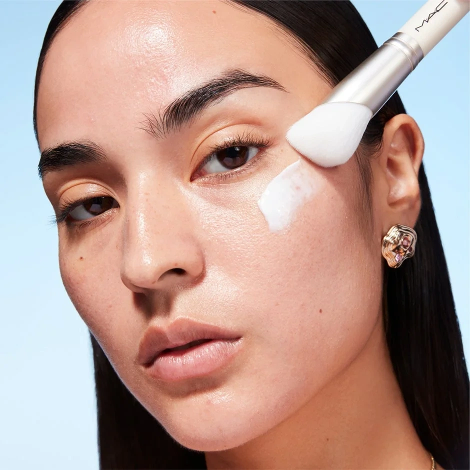 MAC Cosmetics Serum + Moisturizer Brush