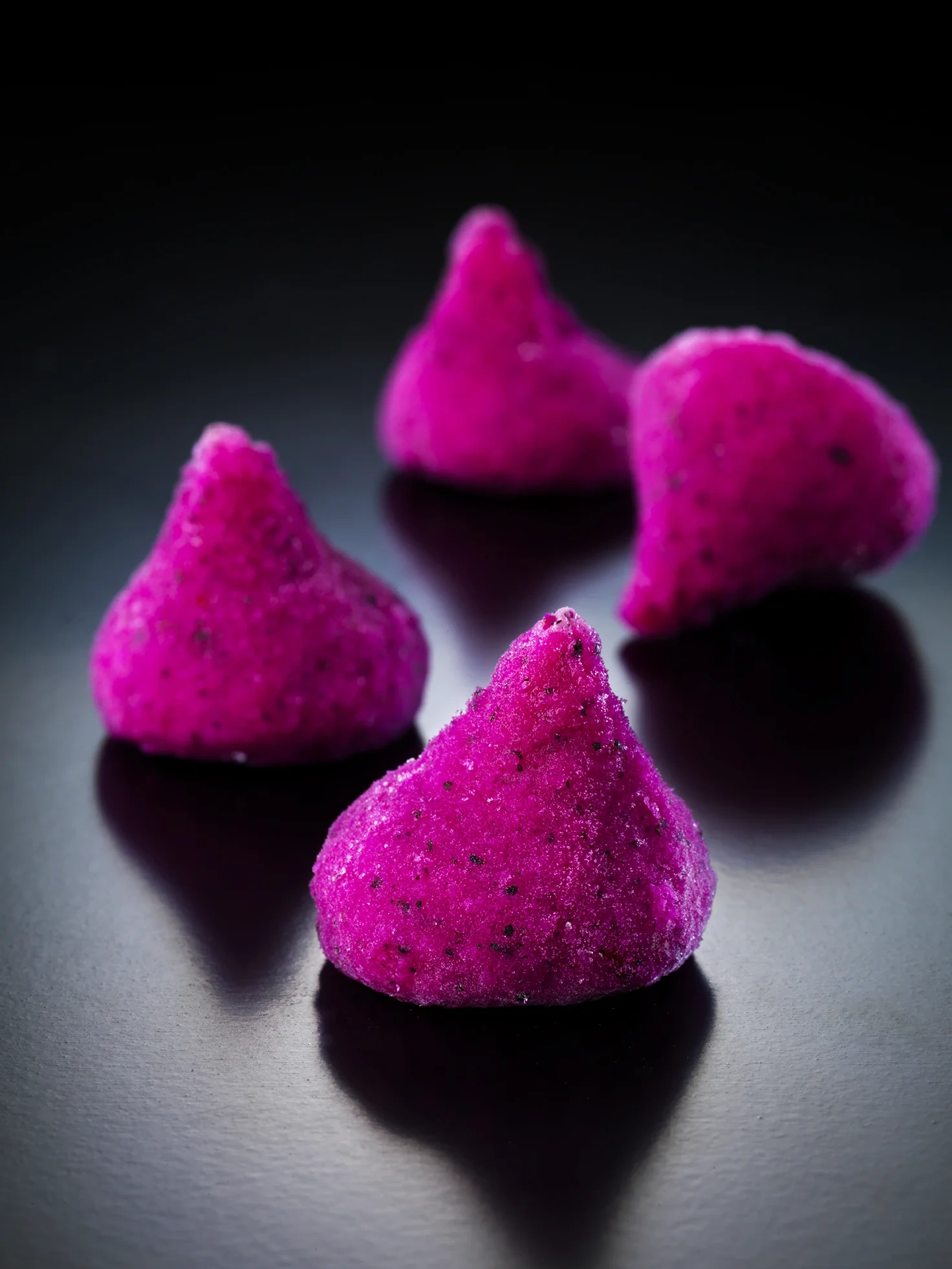 Passerad/puré av Pitaya/dragonfruit. 100% Pitaya/dragonfruit. Purén är värmebehandlad och lösfryst i bitar.
