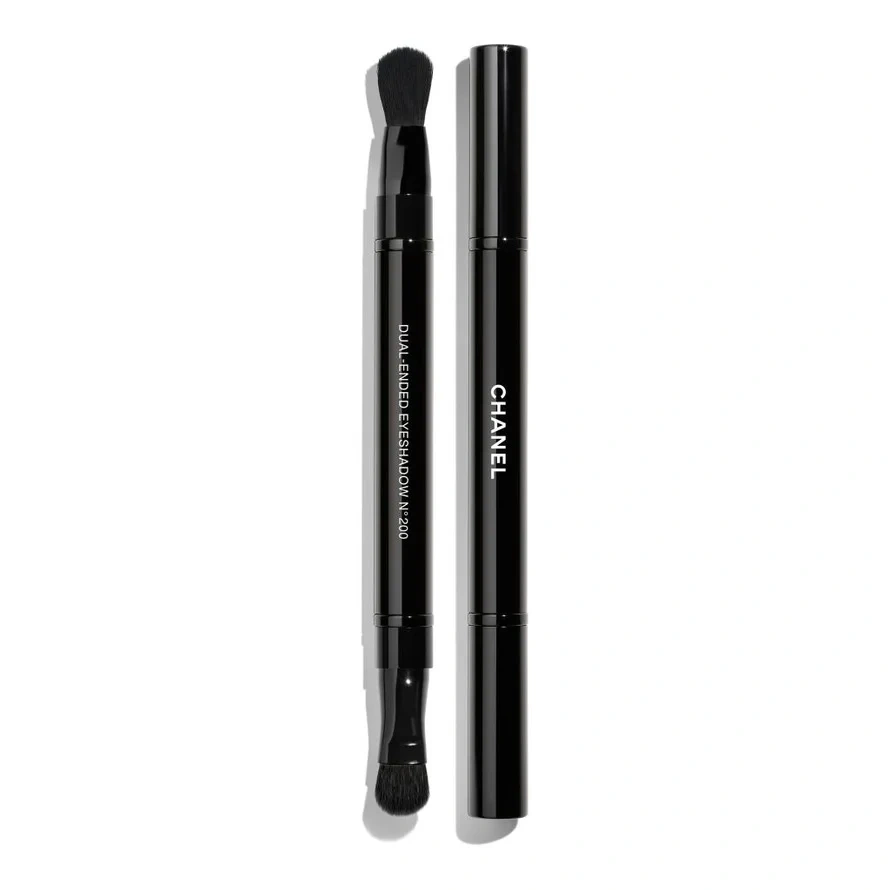 CHANEL DUAL-ENDED EYESHADOW BRUSH: APPLIES AND BLENDS