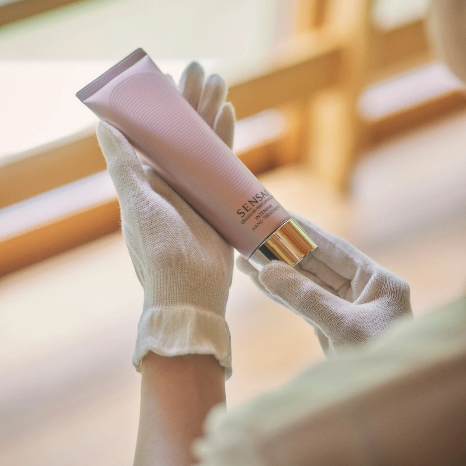 Sensai Cellular Performance Treatment Gloves