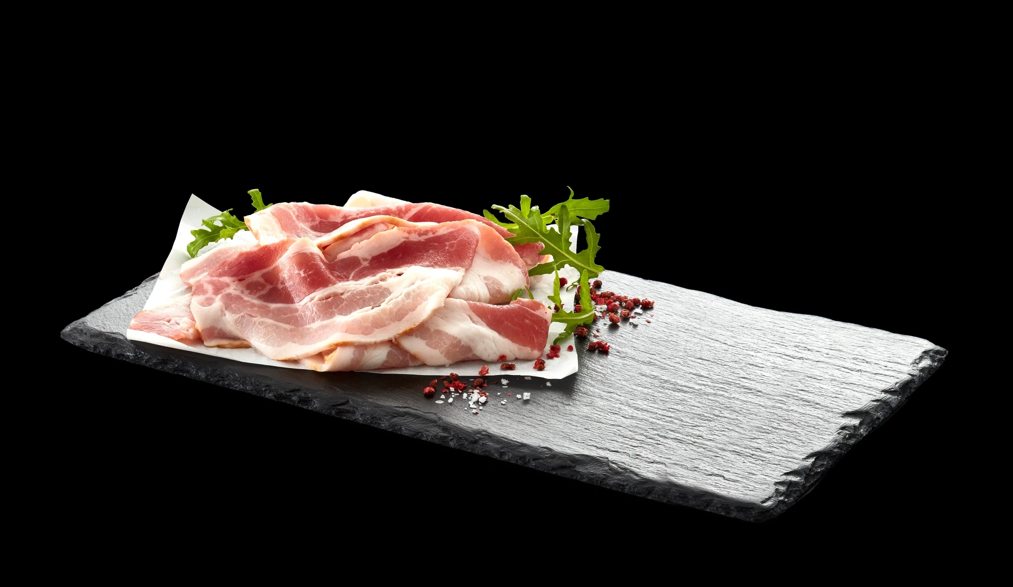 RÖKT BACON I SKIVOR PÅ BAKPLÅTSPAPP