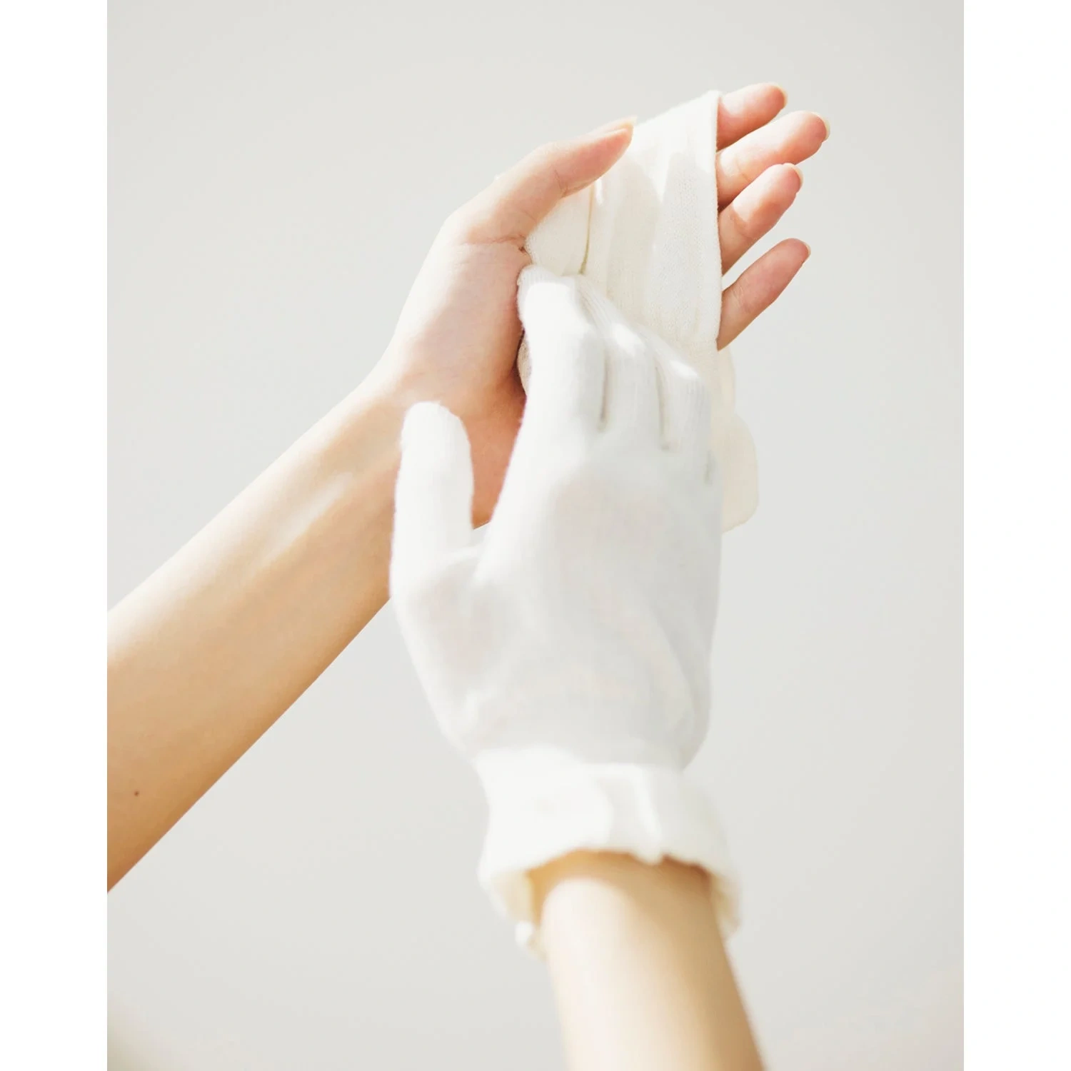Sensai Cellular Performance Treatment Gloves