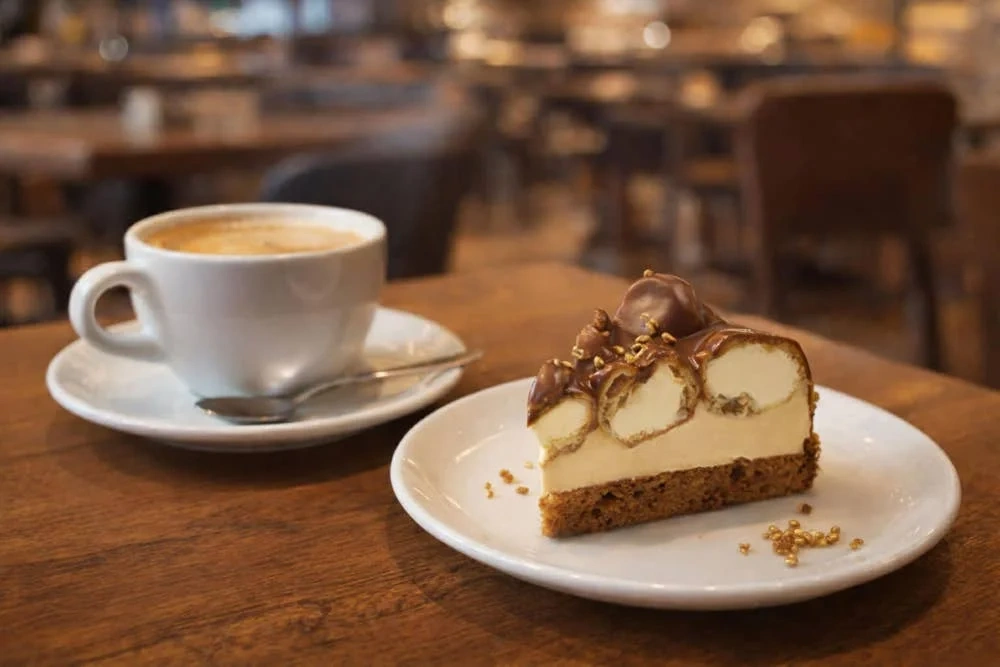 Karamellmousse kake toppet med vannbakkels